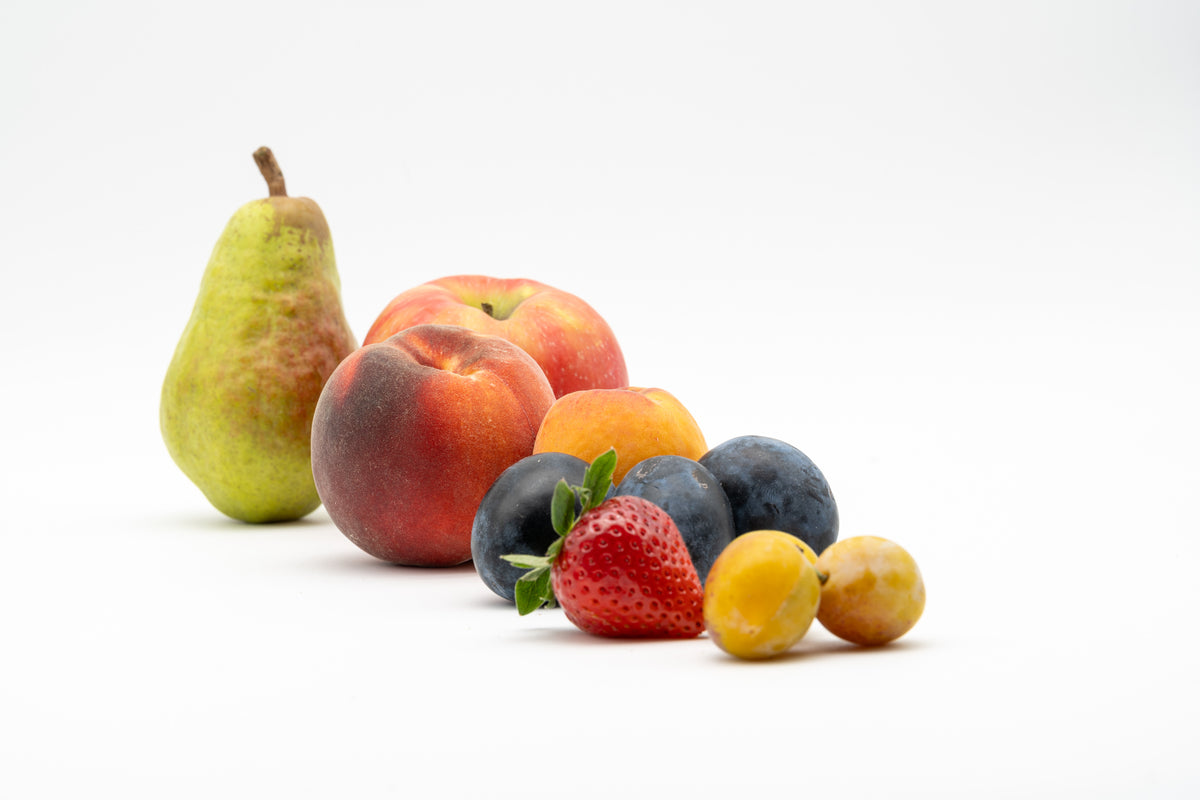 Saisonaler Obstmix mit Birne, Apfel, Pfirsich, Aprikose, Pflaumen, Erdbeere und Mirabellen