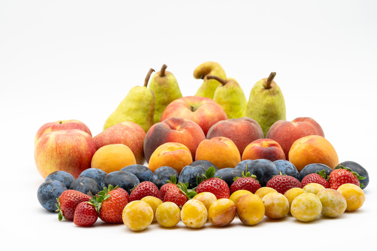 Verschiedene Obstsorten in mehreren Reihen, von Birnen und Äpfeln bis zu Beeren und Mirabellen