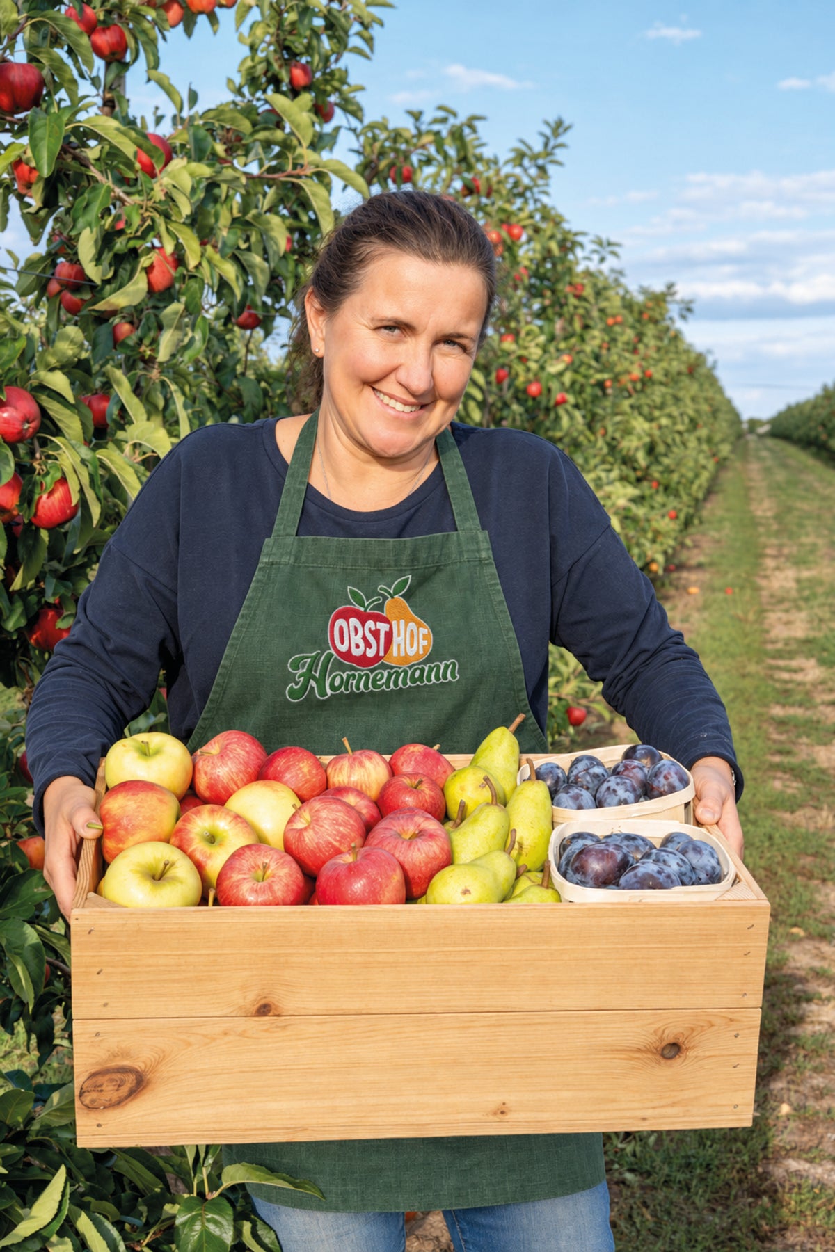 Sabine mit einer gefüllten Obstkiste vom Obsthof Hornemann